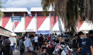 Tidak Bisa Masuk: Penonton Final Gubernur Cup 2022 Membludak di Luar Stadion