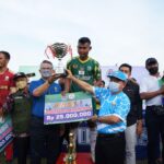 Gubernur Jambi, Al Haris menyerahkan piala juara Gubernur Cup 2022