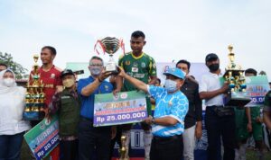 Gubernur Jambi, Al Haris menyerahkan piala juara Gubernur Cup 2022