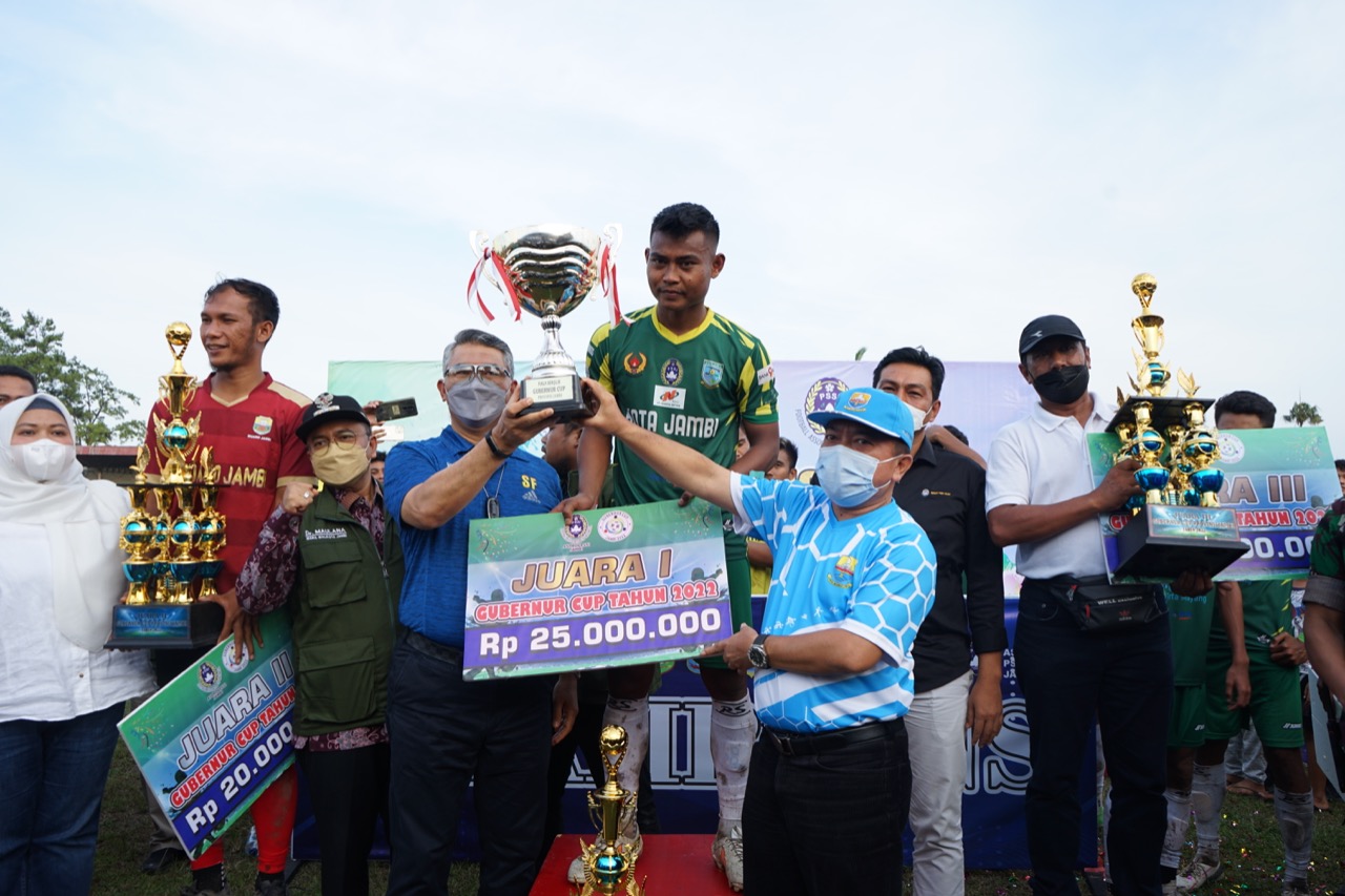 Gubernur Jambi, Al Haris menyerahkan piala juara Gubernur Cup 2022