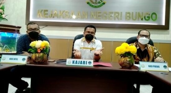 Datuk Rio (Kepala Desa) Cilodang Kecamatan Palepat, kabupaten Bungo ditetapkan sebagai tersangka korupsi oleh Kejaksaan Negeri (Negeri) Bungo.