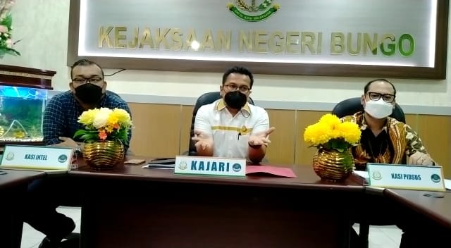 Datuk Rio (Kepala Desa) Cilodang Kecamatan Palepat, kabupaten Bungo ditetapkan sebagai tersangka korupsi oleh Kejaksaan Negeri (Negeri) Bungo.
