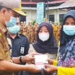 Sekda Merangin Fajarman menyalurkan bantuan PKH secara simbolis