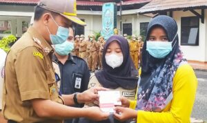 Sekda Merangin Fajarman menyalurkan bantuan PKH secara simbolis