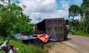 Truck pengangkut batu bara terbalik di Jalan Lintas Sumetara di Merangin