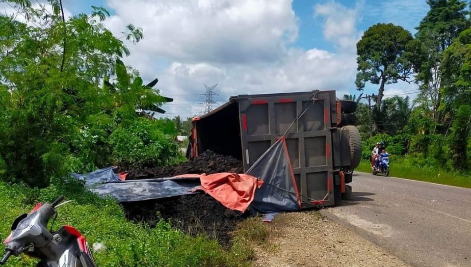 Truck pengangkut batu bara terbalik di Jalan Lintas Sumetara di Merangin