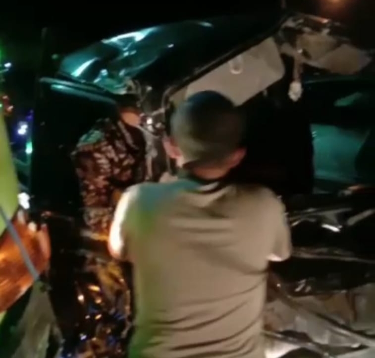 Tabrakan Truck batubara dengan mobil pick up terjadi di Lintas Sumatera, tepatnya dilingkungan Mensawang, Kelurahan Dusun Bangko