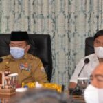 Al Haris mengikuti Rapat Kerjasama bersama Menteri Dalam Negeri RI, Ketua KPK RI, Kepala LKPP, dengan Kepala Daerah dan Ketua DPRD Provinsi, Kabupaten/Kota se Provinsi Jambi secara virtual, bertempat di Ruang Video Conference Rumah Dinas Gubernur Jambi, Senin (24/01/2022).