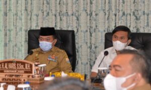 Al Haris mengikuti Rapat Kerjasama bersama Menteri Dalam Negeri RI, Ketua KPK RI, Kepala LKPP, dengan Kepala Daerah dan Ketua DPRD Provinsi, Kabupaten/Kota se Provinsi Jambi secara virtual, bertempat di Ruang Video Conference Rumah Dinas Gubernur Jambi, Senin (24/01/2022).