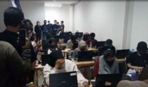 Penyidik Polda Metro Jaya menggerebek kantor pinjaman online alias pinjol ilegal yang berlokasi di Pantai Indah Kapuk (PIK), Penjaringan, Jakarta Utara, Rabu (26/1/2022). [Antara/Fianda Sjofjan Rasat)