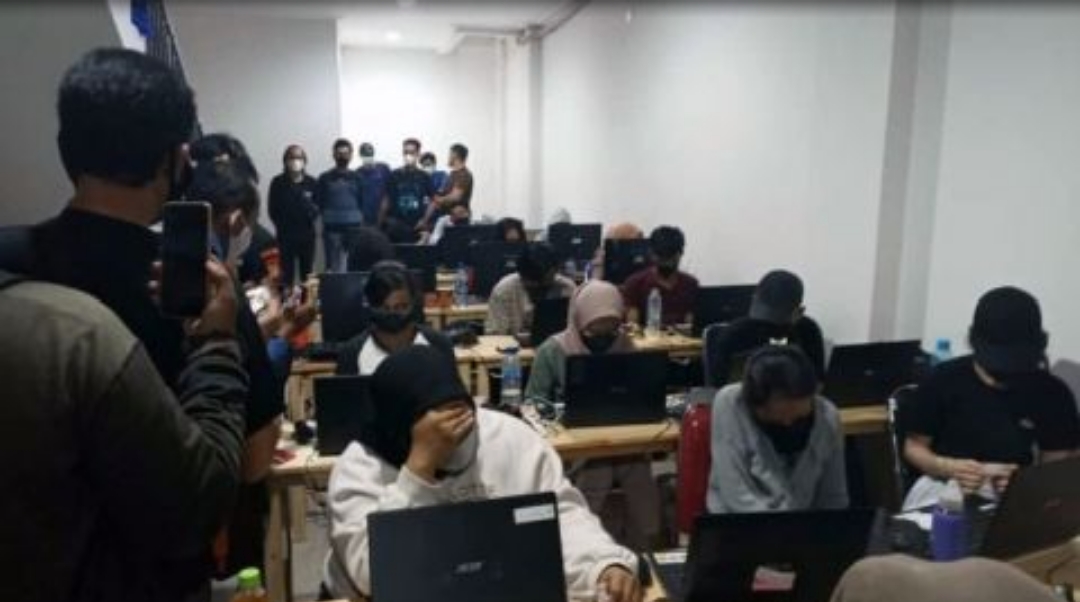 Penyidik Polda Metro Jaya menggerebek kantor pinjaman online alias pinjol ilegal yang berlokasi di Pantai Indah Kapuk (PIK), Penjaringan, Jakarta Utara, Rabu (26/1/2022). [Antara/Fianda Sjofjan Rasat)