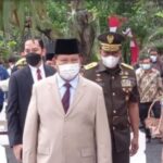 Menteri Pertahanan (Menhan) yang juga Ketua Umum Partai Gerindra Prabowo Subianto berziarah ke TMP Taruna Tangerang dalam rangka memperingati Hari Bhakti Taruna, Rabu (26/1/2022). [Suara.com/Muhammad Jehan Nurhakim]