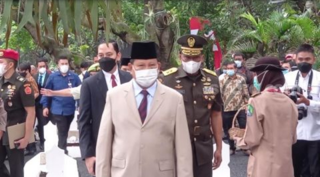 Menteri Pertahanan (Menhan) yang juga Ketua Umum Partai Gerindra Prabowo Subianto berziarah ke TMP Taruna Tangerang dalam rangka memperingati Hari Bhakti Taruna, Rabu (26/1/2022). [Suara.com/Muhammad Jehan Nurhakim]