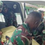 Anggota Kodim 1809/Maybrat mengevakuasi satu anggota TNI AD korban penembakan di Distrik Aifat Timur kabupaten Maybrat Papua Barat, Kamis (20/1/2022). ANTARA
