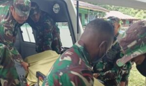 Anggota Kodim 1809/Maybrat mengevakuasi satu anggota TNI AD korban penembakan di Distrik Aifat Timur kabupaten Maybrat Papua Barat, Kamis (20/1/2022). ANTARA