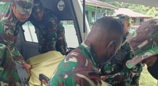 Anggota Kodim 1809/Maybrat mengevakuasi satu anggota TNI AD korban penembakan di Distrik Aifat Timur kabupaten Maybrat Papua Barat, Kamis (20/1/2022). ANTARA