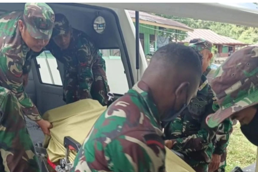 Anggota Kodim 1809/Maybrat mengevakuasi satu anggota TNI AD korban penembakan di Distrik Aifat Timur kabupaten Maybrat Papua Barat, Kamis (20/1/2022). ANTARA