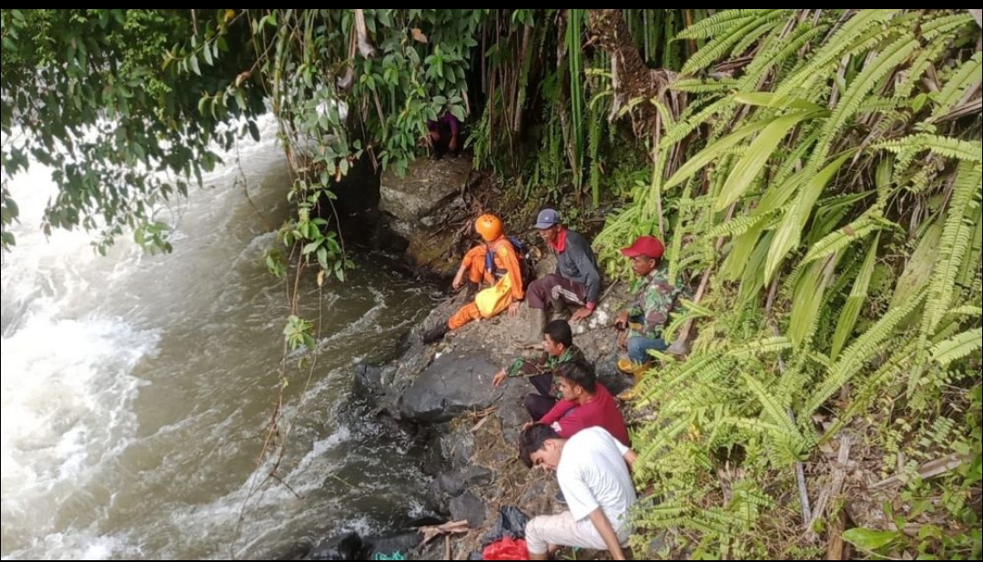Tim melakukan pencarian terhadap pemacing yang dikabarkan hilang di Batang Merangin