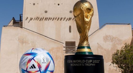 Trofi piala dunia 2022 dan Al rihla bola piala dunia 2022