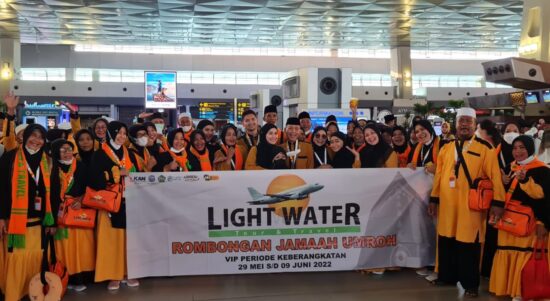 Lightwater kembali berangkat puluhan jamaah umroh, artis Ayu Ting Ting juga terlihat dalam rombongan jamaah Lightwater kali ini. (Ist)