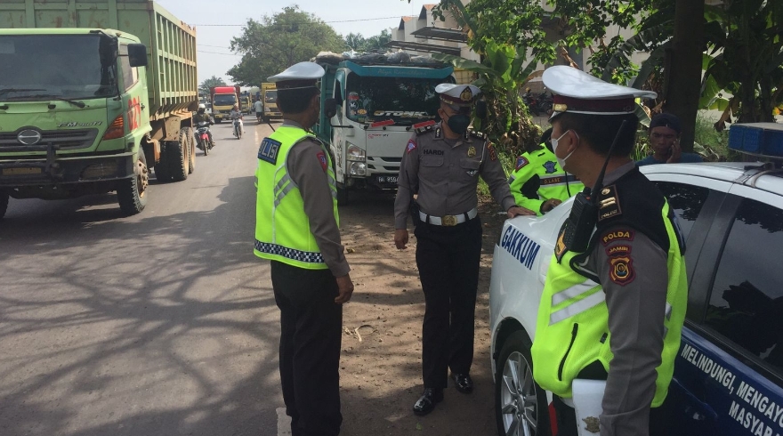 Polisi melakukan penindakan terhadap truk Batubara yang melanggar.(Foto/ist)
