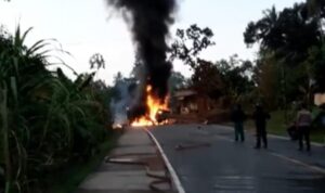 Kecelakaan lalu lintas terjadi di wilayah hukum polres Muaro Jambi, mobil cold disel terbakar dijalan raya. (Foto/ist)