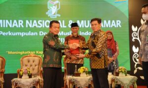 Gubernur Jambi, Al Haris membuka Seminar Nasional dan Muktamar Perkumpulan Dosen Muslim Indonesia
