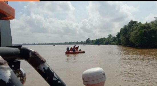 Tim SAR melakukan pencarian terhadap dua ABK kapal bermuatan sawit yang tenggelam di sungai Batanghari. Foto dok Basarnas Jambi