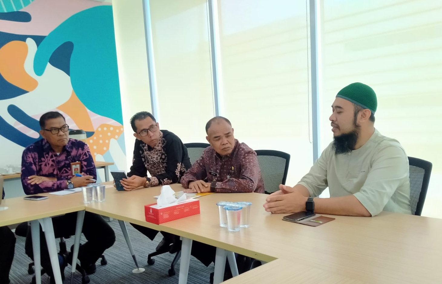 Pj Bupati Tebo Aspan saat menemui Manajemen Telkom Sumbagsel di Palembang. (Foto/ist)