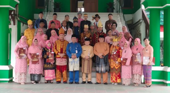 Gubernur, Wakil Gubenur, HBA, Kakanwil Kemenag Jambi foto bersama penerima tanda kehormatan santyalancana karya satya. Foto: Riky Serampas/Pariwarajambi