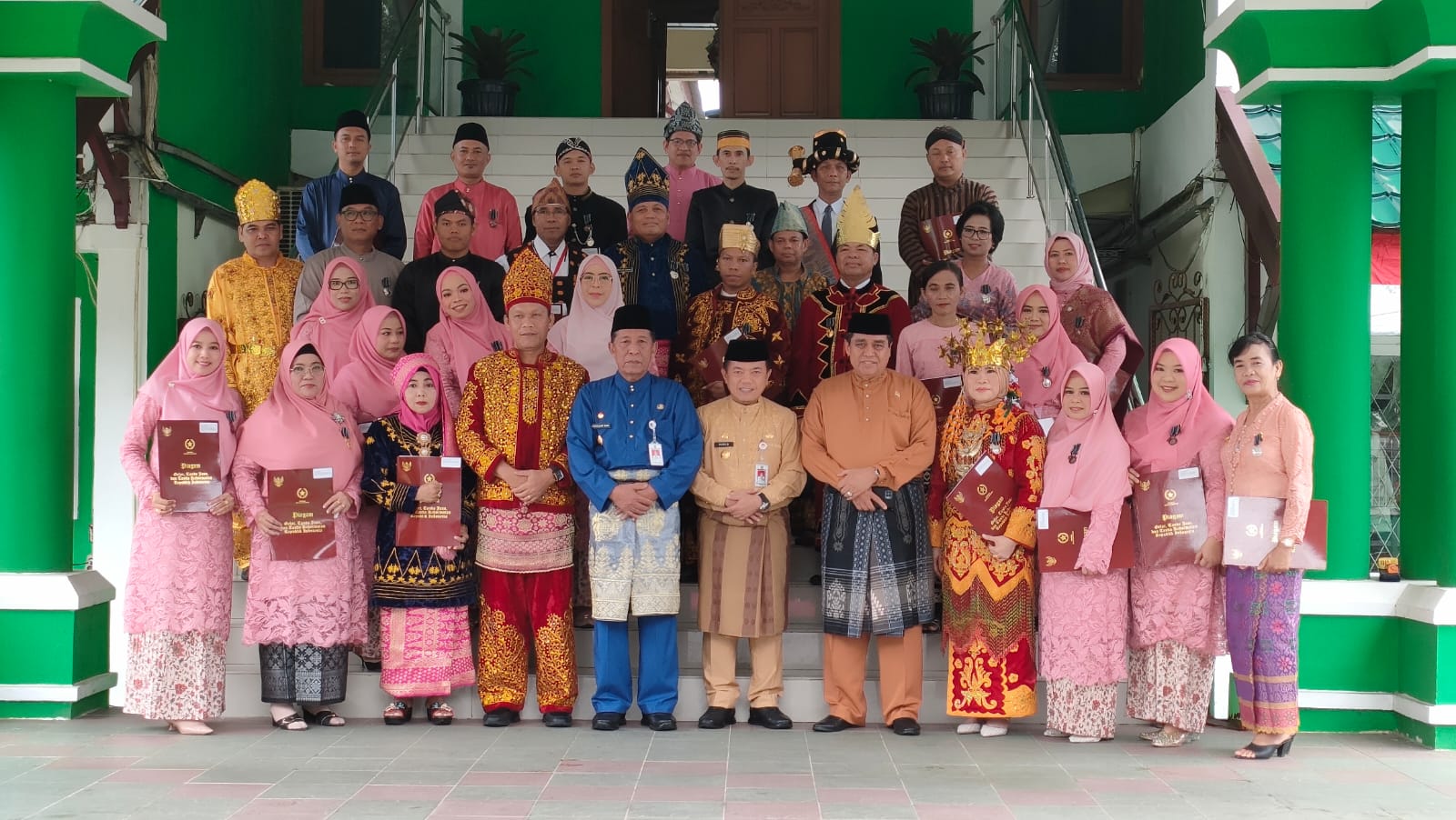 Gubernur, Wakil Gubenur, HBA, Kakanwil Kemenag Jambi foto bersama penerima tanda kehormatan santyalancana karya satya. Foto: Riky Serampas/Pariwarajambi