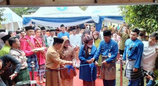 Gubernur Jambi Al Haris beserta istri dan Wakil Gubernur Jambi Abdullah beserta istri membuka pameran Jambi Mantap Expo 2023. Foto: Riky Serampas/Pariwarajambi