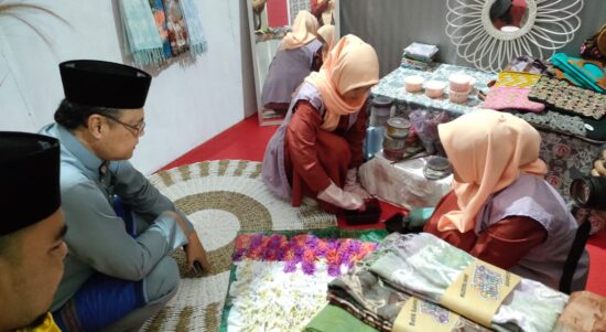 Kepala Disdik Provinsi Jambi, Varial Adhi Putra melihat proses pembuatan batik kebatan karya siswa SMK 4 Tanjabtim di Jambi Mantap Expo 2023. Foto: Riky Serampas/Pariwarajambi