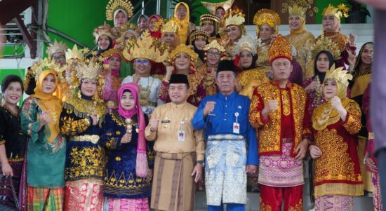 Gubernur Jambi, Wakil Gubernur, Anggota DPR RI HBA, Kakanwil Kemenag foto bersama penerima kehormatan santyalancana karya satya kepada pegawai Kemenag. Foto: Novriansah