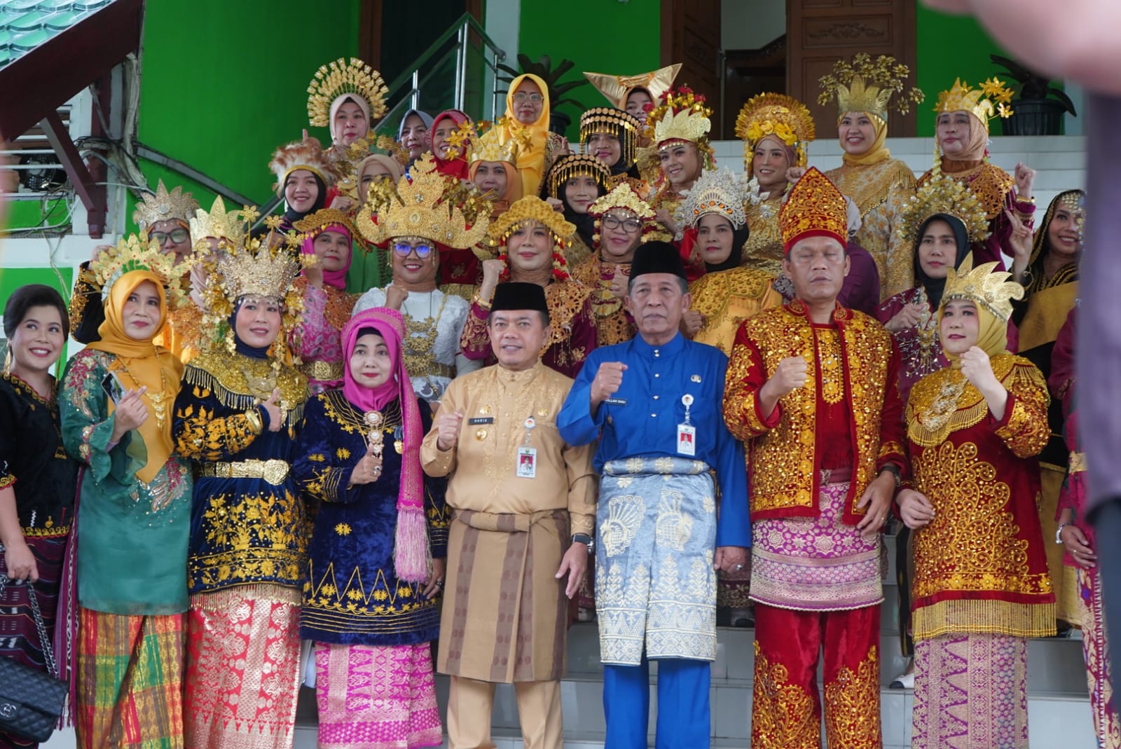 Gubernur Jambi, Wakil Gubernur, Anggota DPR RI HBA, Kakanwil Kemenag foto bersama penerima kehormatan santyalancana karya satya kepada pegawai Kemenag. Foto: Novriansah