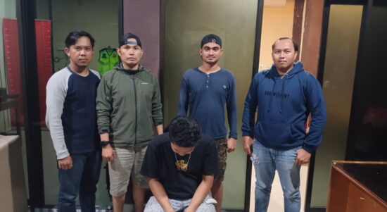 Tim opsnal Polres Merangin mengamankan pelaku diduga pelaku penganiayaan. Foto dok Polres Merangin