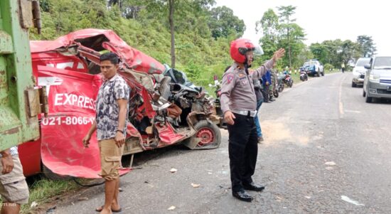 Kecelakaan mobil exspedisi J&T dengan truk di Merangin. Foto: Edo/Pariwarajambi