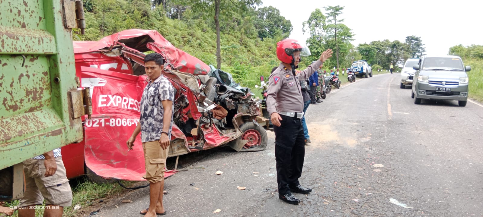 Kecelakaan mobil exspedisi J&T dengan truk di Merangin. Foto: Edo/Pariwarajambi