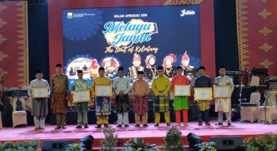 Gubernur Jambi Al Haris menyerahkan sertifikat budaya Jambi ditetapkan sebagai warisan budaya takbenda Nasional. Foto: Riky Serampas/Pariwarajambi