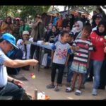 Gubernur Jambi Al Haris ikut mencoba bermain lato-lato bersama anak-anak di Ancol. Foto: Riky Serampas/Pariwarajambi