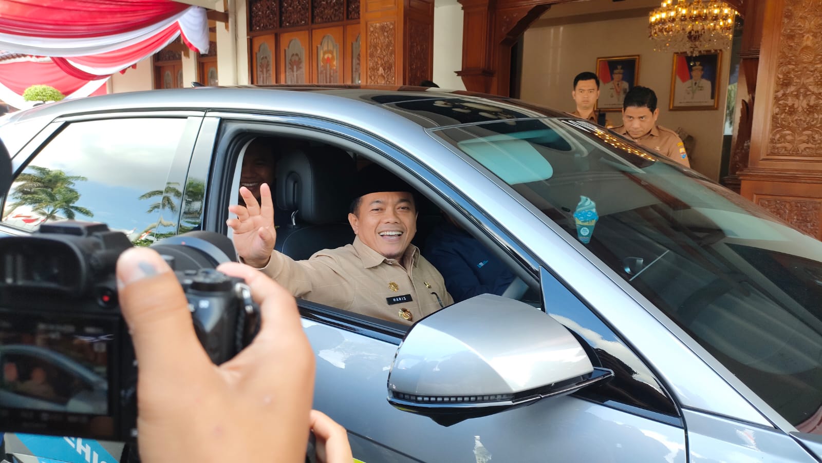Gubernur Jambi Al Haris menjajal mobil listrik. Foto: Riky Serampas/Pariwarajambi