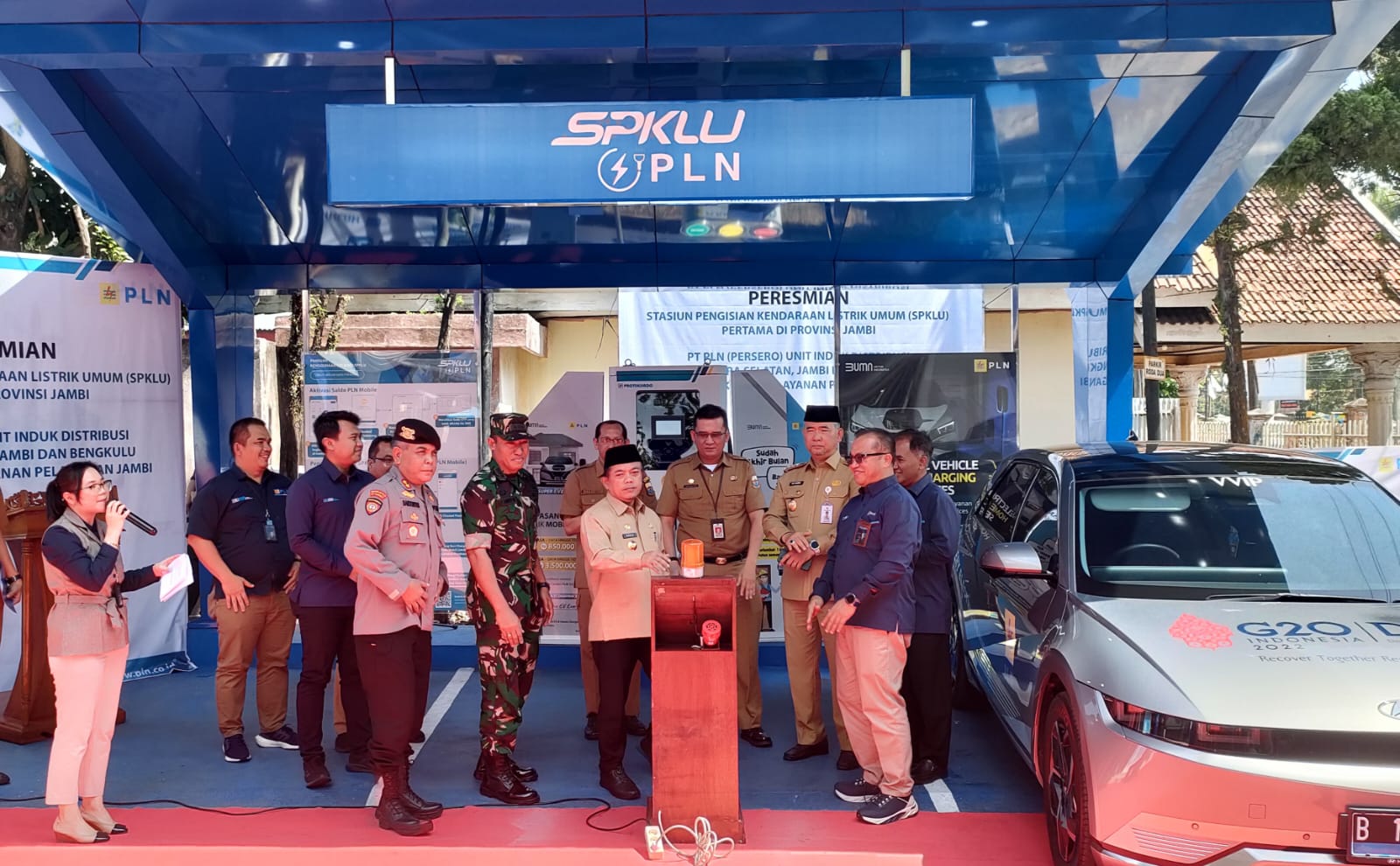 Gubernur Jambi Al Haris resmikan stasiun pengisian kendaraan listrik umum (SPKLU) pertama di Jambi. Foto: Riky Serampas/Pariwarajambi