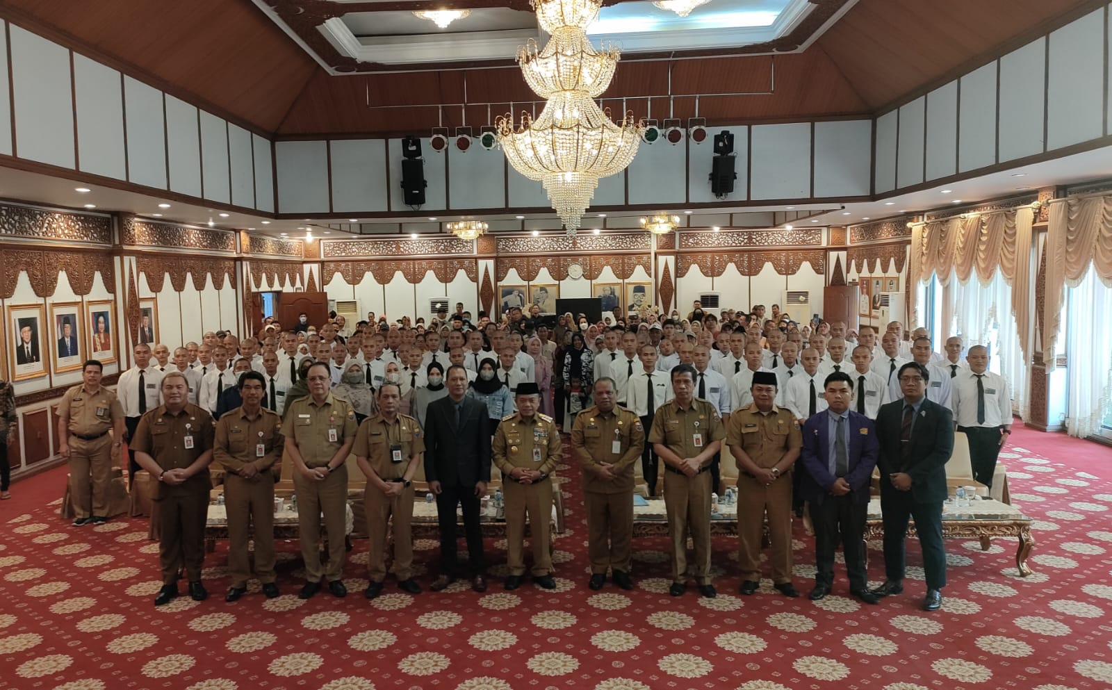 Gubernur Jambi Al Haris bersama peserta magang kerja ke Jepang. Foto: Riky Serampas/Pariwarajambi