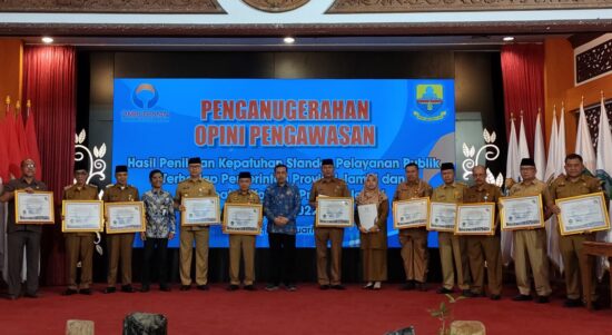 Ombudsman RI memberikan penganugerahan hasil penilaian kepatuhan standar pelayanan publik se Provinsi Jambi. Foto: Riky Serampas/Pariwarajambi