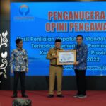 Ombudsman RI memberikan penganugerahan hasil penilaian kepatuhan standar pelayanan publik terhadap pemerintah provinsi Jambi. Foto: Riky Serampas/Pariwarajambi