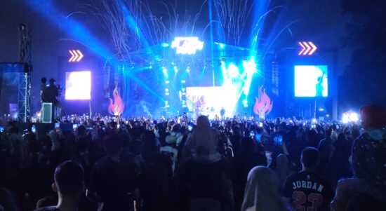 Kemeriahan panggung flame Fest di area parkir ex Bandara tadi malam, Sabtu (04/02/2023). Foto: Riky Serampas/Pariwarajambi