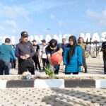 Gubernur Jambi Al Haris bersama Ketua TP PKK Provinsi Jambi Hesnidar Haris menanam pohon pinang di taman Putri Pinang Masak. Foto: Riky Serampas/Pariwarajambi