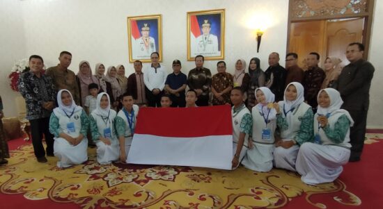 Tim SMA 7 Sarolangun bersama Gubenur Jambi, Pj Bupati Sarolangun dan Kepala Dinas Pendidikan Prov Jambi. Foto: Riky Serampas/Pariwarajambi