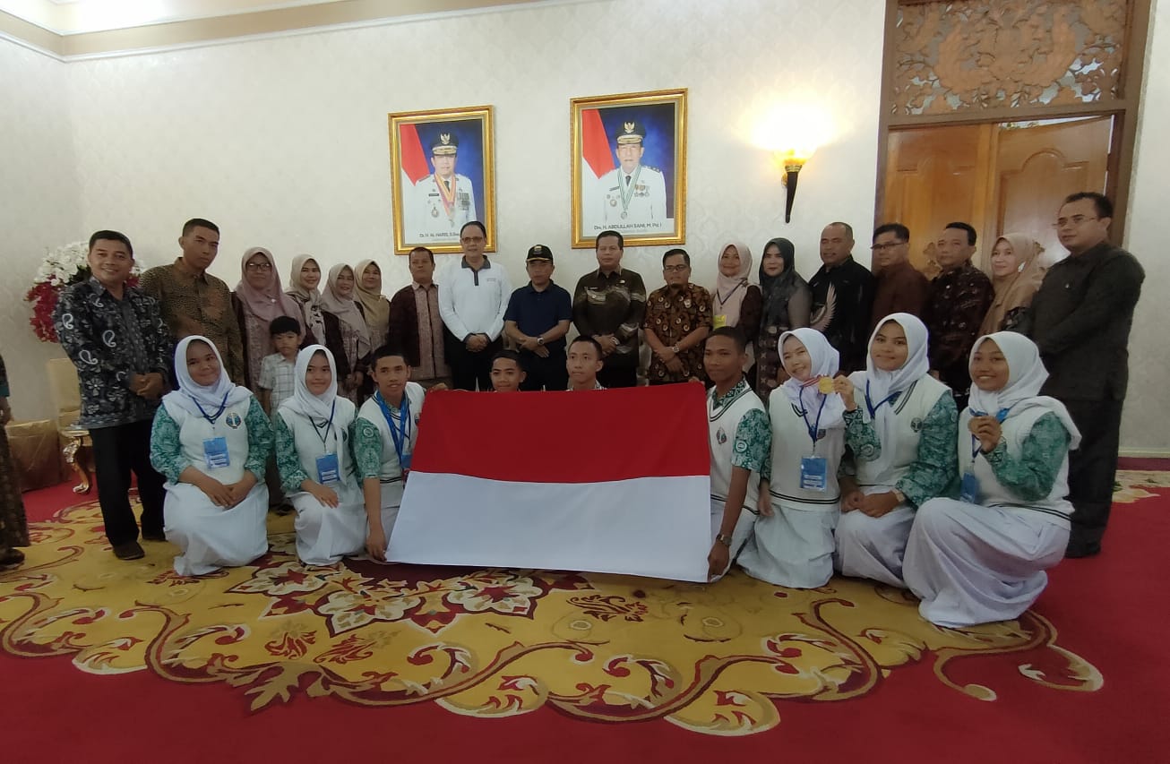 Tim SMA 7 Sarolangun bersama Gubenur Jambi, Pj Bupati Sarolangun dan Kepala Dinas Pendidikan Prov Jambi. Foto: Riky Serampas/Pariwarajambi