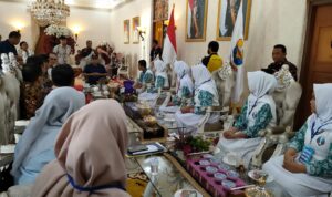 Gubernur Jambi Al Haris bersama siswa SMA 7 Sarolangun peraih medali emas event inovasi pelajar Internasional. Foto: Riky Serampas/Pariwarajambi